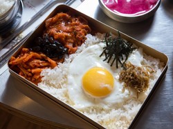 Unik! Sensasi Makan Nasi Khas Korea yang Harus Dikocok-kocok