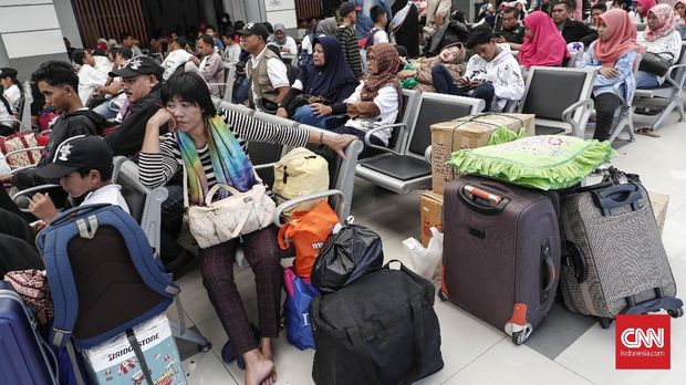 Calon penumpang kereta api di Stasiun Senen.