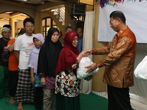 Mega Peduli Bagikan Sembako di Kawasan Masjid Rainul Hamim Mampang