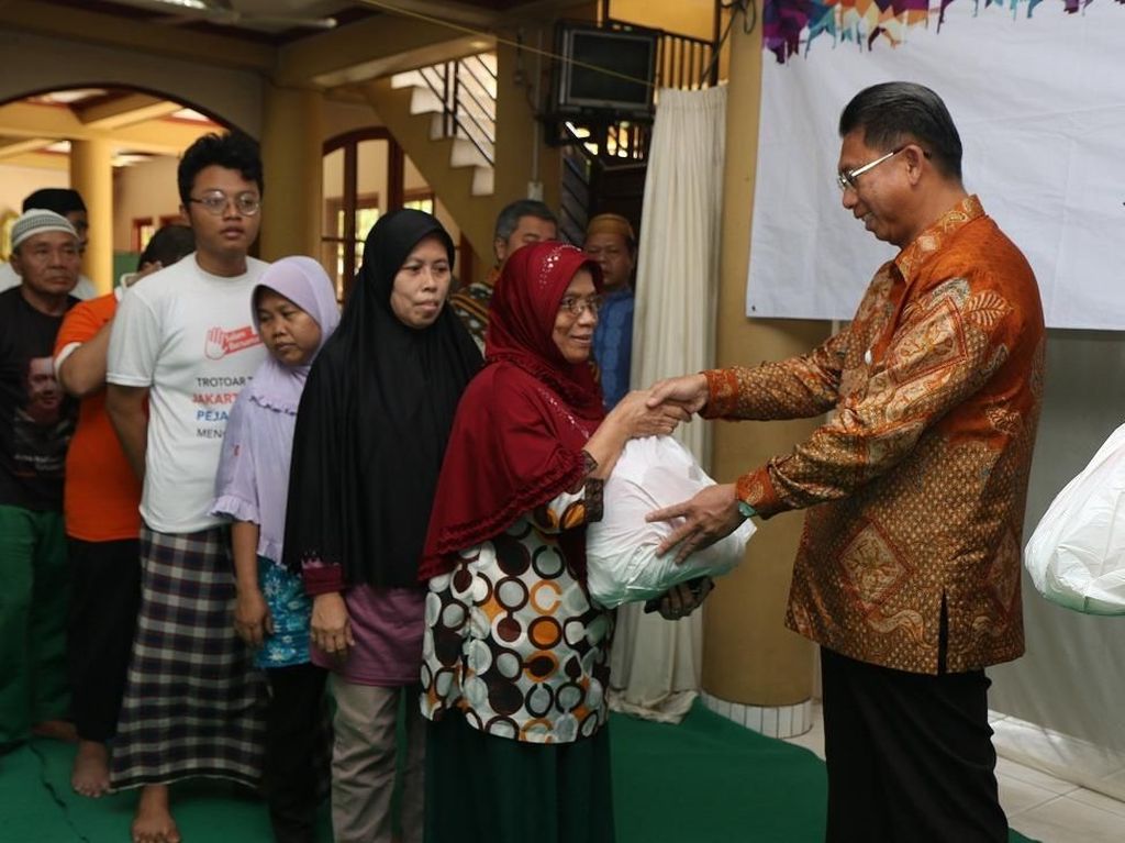 Mega Peduli Bagikan Sembako di Kawasan Masjid Rainul Hamim Mampang Mega Peduli Bagikan Sembako di Kawasan Masjid Rainul Hamim Mampang