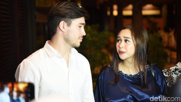Cara Aura Kasih Kembalikan Bentuk Badan Usai Melahirkan