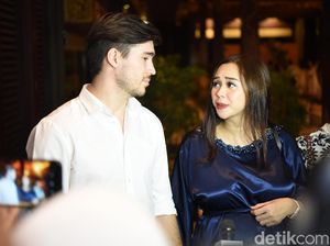 Gonjang-ganjing Isu Cerai, Aura Kasih dan Eryck Amaral Masih Serumah Gonjang-ganjing Isu Cerai, Aura Kasih dan Eryck Amaral Masih Serumah