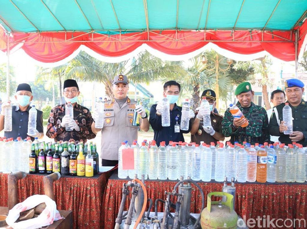 Tidak Hanya Miras, Polisi Tuban Juga Musnahkan Alat Pembuatnya Tidak Hanya Miras, Polisi Tuban Juga Musnahkan Alat Pembuatnya