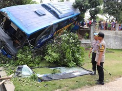 Bus Doa Ibu dan Budiman Tabrakan di Jalur Limbangan