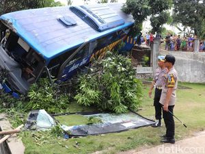 Bus Doa Ibu dan Budiman Tabrakan di Jalur Limbangan Bus Doa Ibu dan Budiman Tabrakan di Jalur Limbangan
