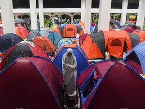 Potret Warga Berkemah untuk Iktikaf di Minggu Terakhir Ramadhan