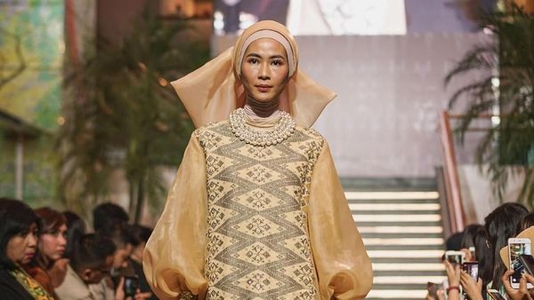 Foto: Koleksi Baju Lebaran SVARNA by IKAT Indonesia yang Terinspirasi Timur Tengah