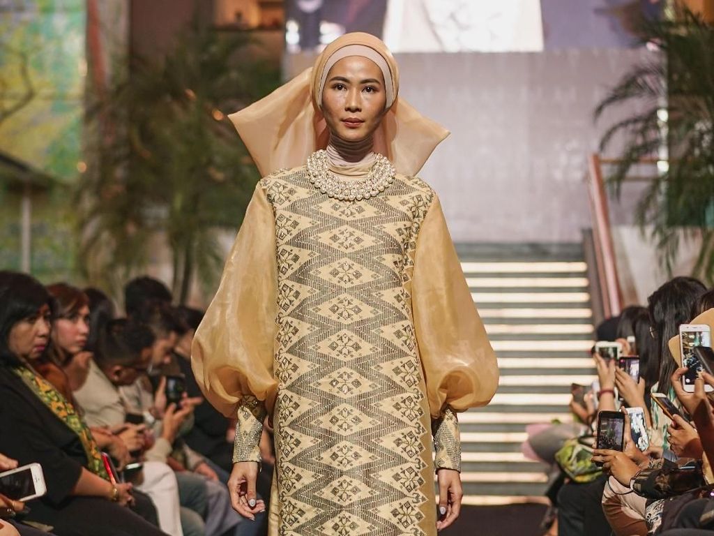 Foto: Koleksi Baju Lebaran SVARNA by IKAT Indonesia yang Terinspirasi Timur Tengah