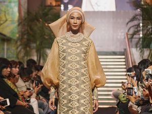 Foto: Koleksi Baju Lebaran SVARNA by IKAT Indonesia yang Terinspirasi Timur Tengah Foto: Koleksi Baju Lebaran SVARNA by IKAT Indonesia yang Terinspirasi Timur Tengah