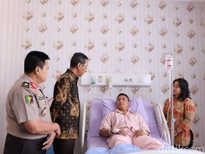 Wakili Jokowi, Kasetpres Jenguk Polisi Korban Rusuh 22 Mei di RS Polri Wakili Jokowi, Kasetpres Jenguk Polisi Korban Rusuh 22 Mei di RS Polri