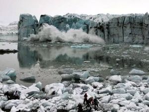 Saat Turis Hampir Mati Tertimpa Gletser Es yang Runtuh