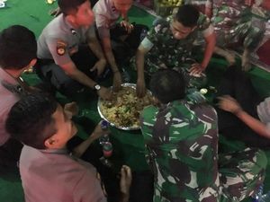 Selesai Amankan Jakarta Pascaaksi, TNI-Polri Kompak Bukber di Jakbar