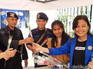 Mahasiswa Bagi-bagi Bunga ke Polisi di Depan Bawaslu