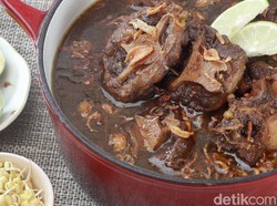 Menu Harian Ramadhan ke-25 : Uenak! Rawon Buntut Spesial untuk Makan Malam