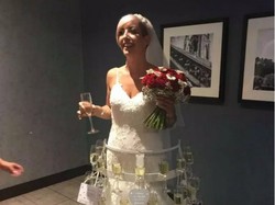 Unik Banget, Gaun Pengantin Wanita Ini Dilengkapi Tempat Gelas Wine