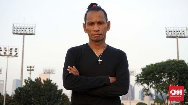 Rochi Putiray berkisah tentang kariernya saat masih menjadi pemain Timnas Indonesia. (
