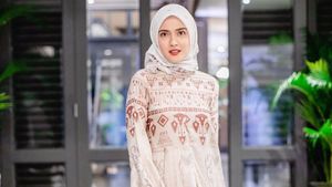 Gaya Hijab Shandy Aulia Saat Bukber Keluarga Meski Beda Agama