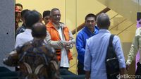 Ditahan KPK, Sofyan Basir Sembunyikan Borgol di Balik Jaket