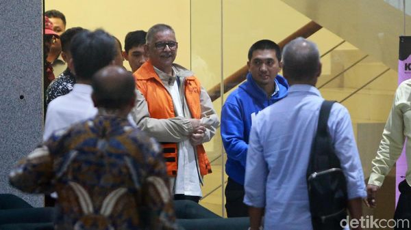 Ditahan KPK, Sofyan Basir Sembunyikan Borgol di Balik Jaket