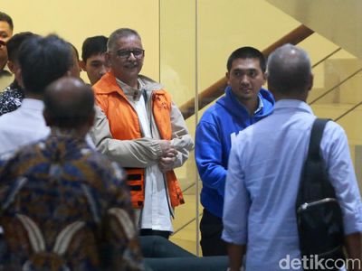 Ditahan KPK, Sofyan Basir Sembunyikan Borgol di Balik Jaket
