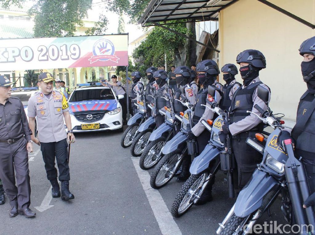 Tim Urai Macet Dibekali Senpi saat Jaga Jalur Lembang-Padalarang Tim Urai Macet Dibekali Senpi saat Jaga Jalur Lembang-Padalarang