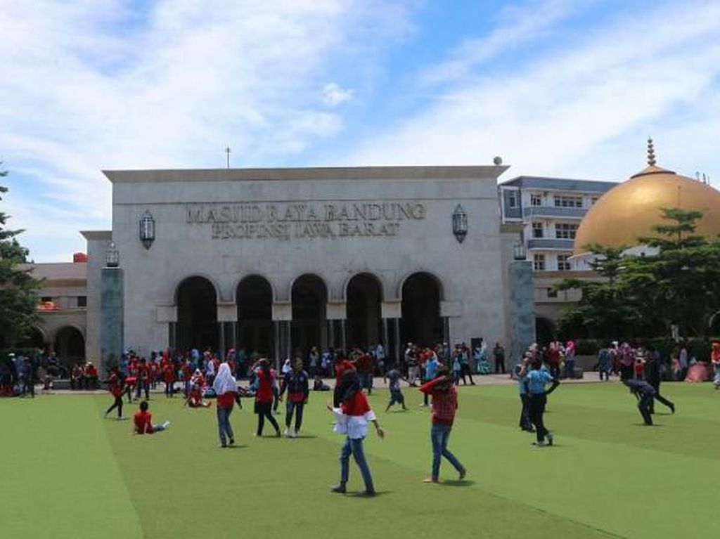 Jelang Idul Adha, Masjid Raya Bandung Baru Ketitipan 2 Ekor Sapi Jelang Idul Adha, Masjid Raya Bandung Baru Ketitipan 2 Ekor Sapi