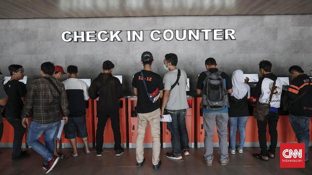 Calon pemudik di Stasiun Senen.