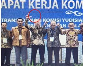 TKN Jokowi Minta KY Bentuk Dewan Etik untuk Komisioner yang Pose 2 Jari TKN Jokowi Minta KY Bentuk Dewan Etik untuk Komisioner yang Pose 2 Jari