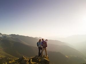 Turis Ngeyel Saat Dilarang Selfie di Tebing, Jatuh Deh... Turis Ngeyel Saat Dilarang Selfie di Tebing, Jatuh Deh...