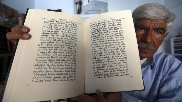George Zaarour memperlihatkan buku berisi bahasa Aramaic.