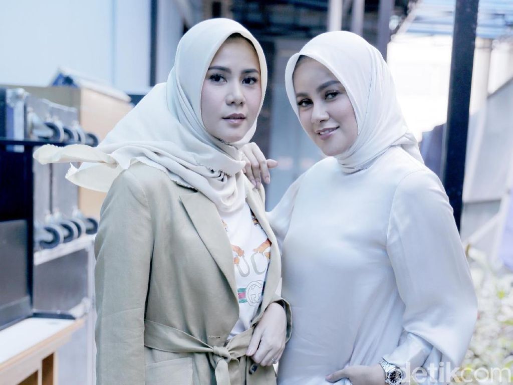 Gaya Kompak Olla dan Cynthia Ramlan dengan Hijab