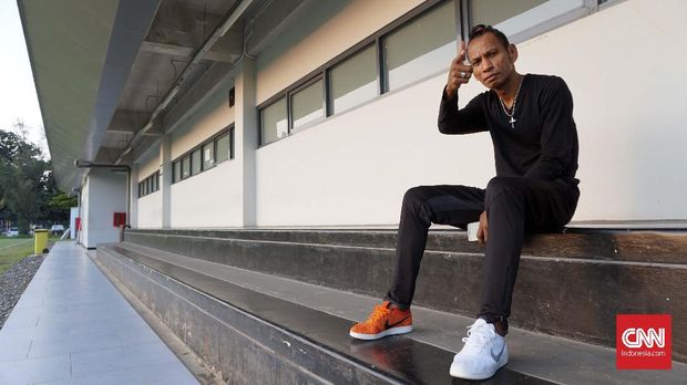 Rochi Putiray: Rambut Nyentrik, Sepatu Belang, dan AC Milan