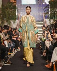 Koleksi Busana Idulfitri 2019 'Tirta Kirana' dari Svarna by IKAT Indonesia rancangan Didiet Maulana. (Foto: Dok. IKAT Indonesia)
