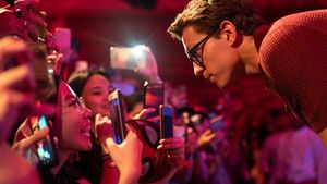 Ramahnya Tom Holland Bikin Jatuh Hati