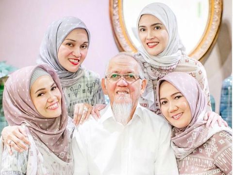 Shandy Aulia bersama tiga kakak dan ayahnya