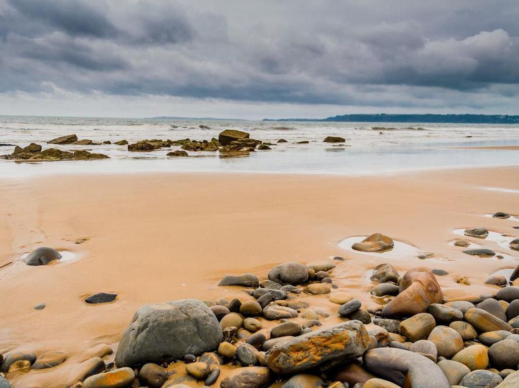 Ambil Batu di Pantai Ini, Denda Rp 18 Juta Ambil Batu di Pantai Ini, Denda Rp 18 Juta