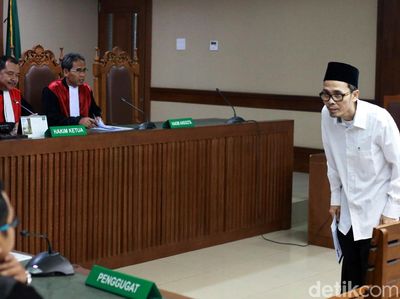 Berpeci Hitam, Pejabat Kemenag Penyuap Rommy Hadapi Dakwaan