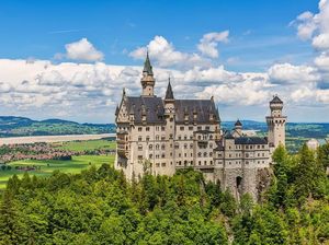 Megahnya Arsitektur Kastil Sleeping Beauty yang Resmi Masuk Situs UNESCO Megahnya Arsitektur Kastil Sleeping Beauty yang Resmi Masuk Situs UNESCO