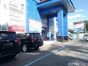 KPK Geledah Kantor Imigrasi Mataram KPK Geledah Kantor Imigrasi Mataram