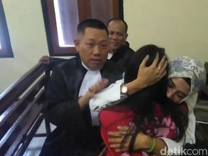 Tangis Bahagia Muncikari Vanessa Angel Meski Divonis 5 Bulan Penjara Tangis Bahagia Muncikari Vanessa Angel Meski Divonis 5 Bulan Penjara