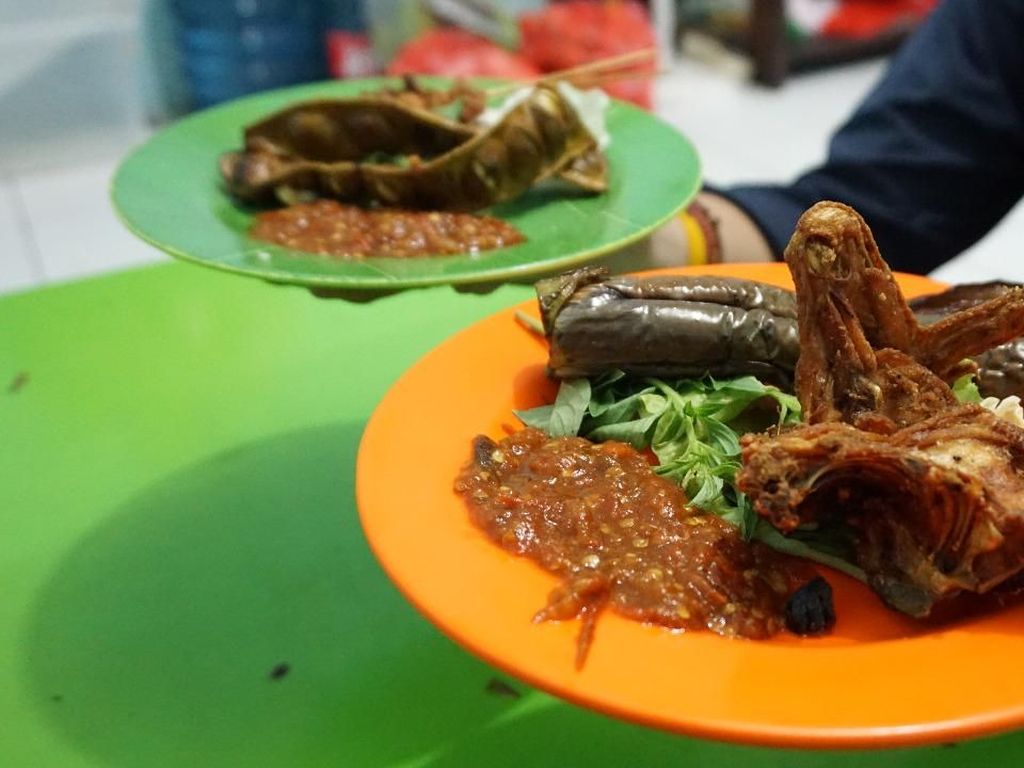 Dua Saudara: Puas Berbuka dengan Pecel Ayam dan Begor di Kampung Ambon Dua Saudara: Puas Berbuka dengan Pecel Ayam dan Begor di Kampung Ambon