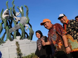 Diresmikan Risma, Patung Suroboyo Tepi Laut Jadi Kado HUT Surabaya