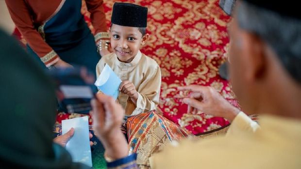 Dampak Negatif Memberikan Angpao Lebaran pada Anak