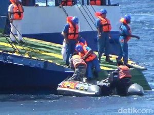 Petugas Gabungan di Banyuwangi Gelar Simulasi Penyelamatan Penumpang Kapal