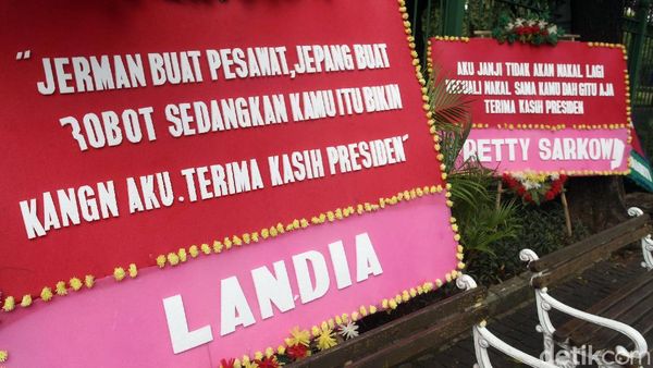 Beragam Karangan Bunga Lucu Mejeng di Pagar Monas
