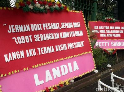 Beragam Karangan Bunga Lucu Mejeng di Pagar Monas