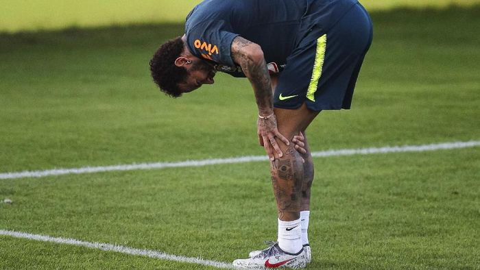 Neymar dikabarkan mengalami cedera lutut saat berlatih bersama Timnas Brasil. (Foto: Buda Mendes/Getty Images)