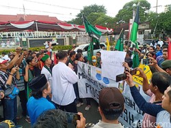 Mahasiswa Probolinggo Demo Pertanyakan 99 Hari Kerja Pertama Wali Kota