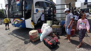 Jelang Lebaran, Pemudik Ramaikan Terminal Rawamangun