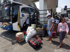 Jelang Lebaran, Pemudik Ramaikan Terminal Rawamangun